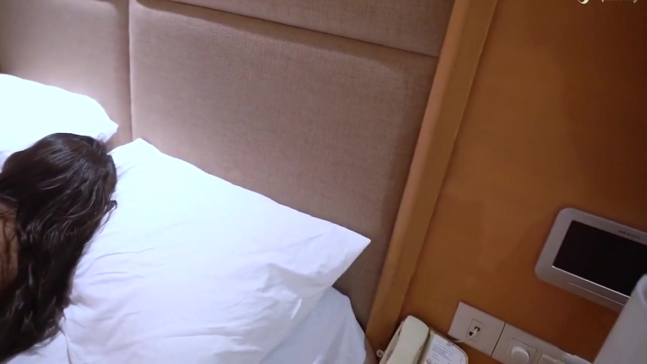 Stepbrother Starts Masturbating After Seeing Her Stepsister In Full Nude