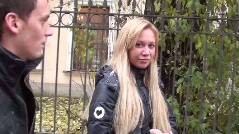 Outdoor blowjob from a pick up blondie