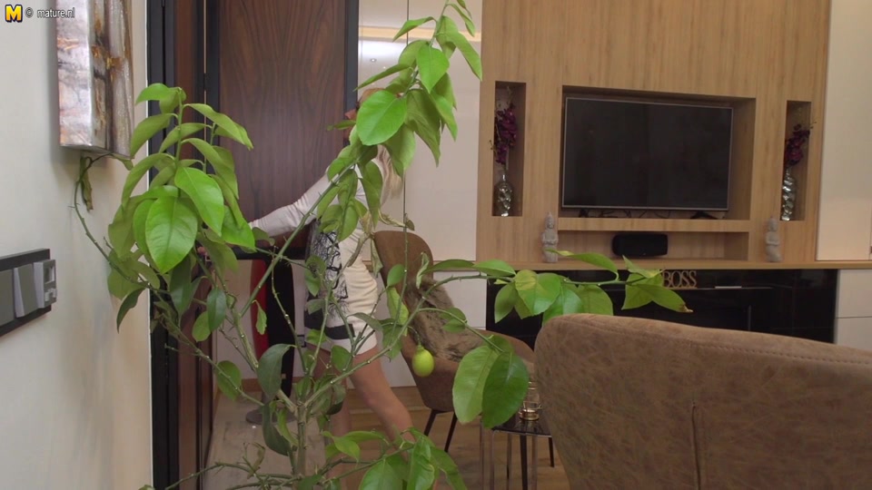 British Milf Tara Spades Playing With Herself - MatureNL