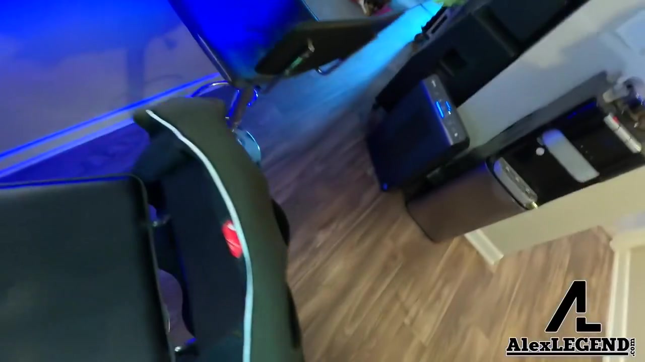 Horny & Bored Housewife Blows It Guy Big Cock!