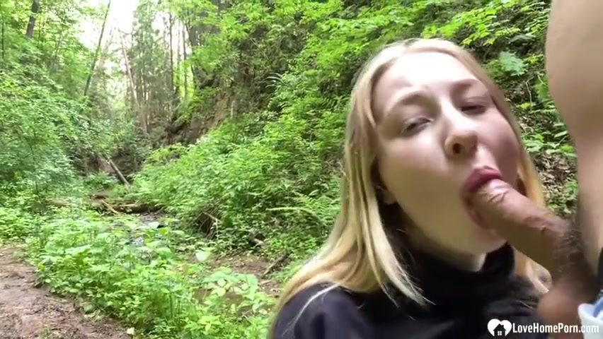 Girlfriend Gets A Facial In The Woods