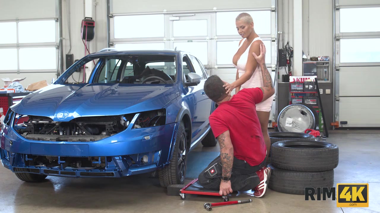 RIM4K. Gorgeous lady Helen worships dick and asshole of mechanic