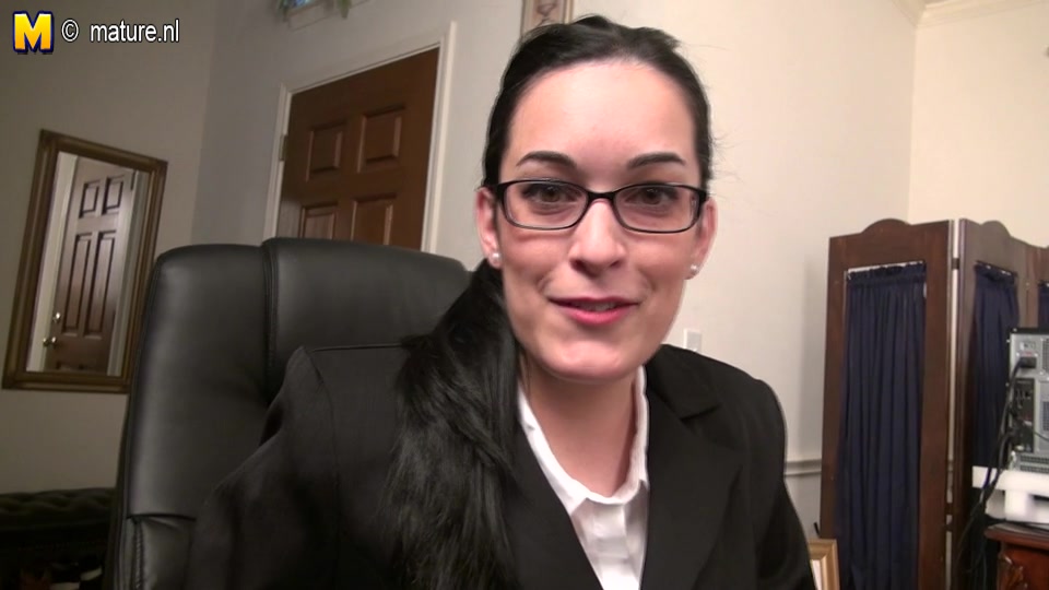 Hairy Housewife Playing With Her Pussy - MatureNL