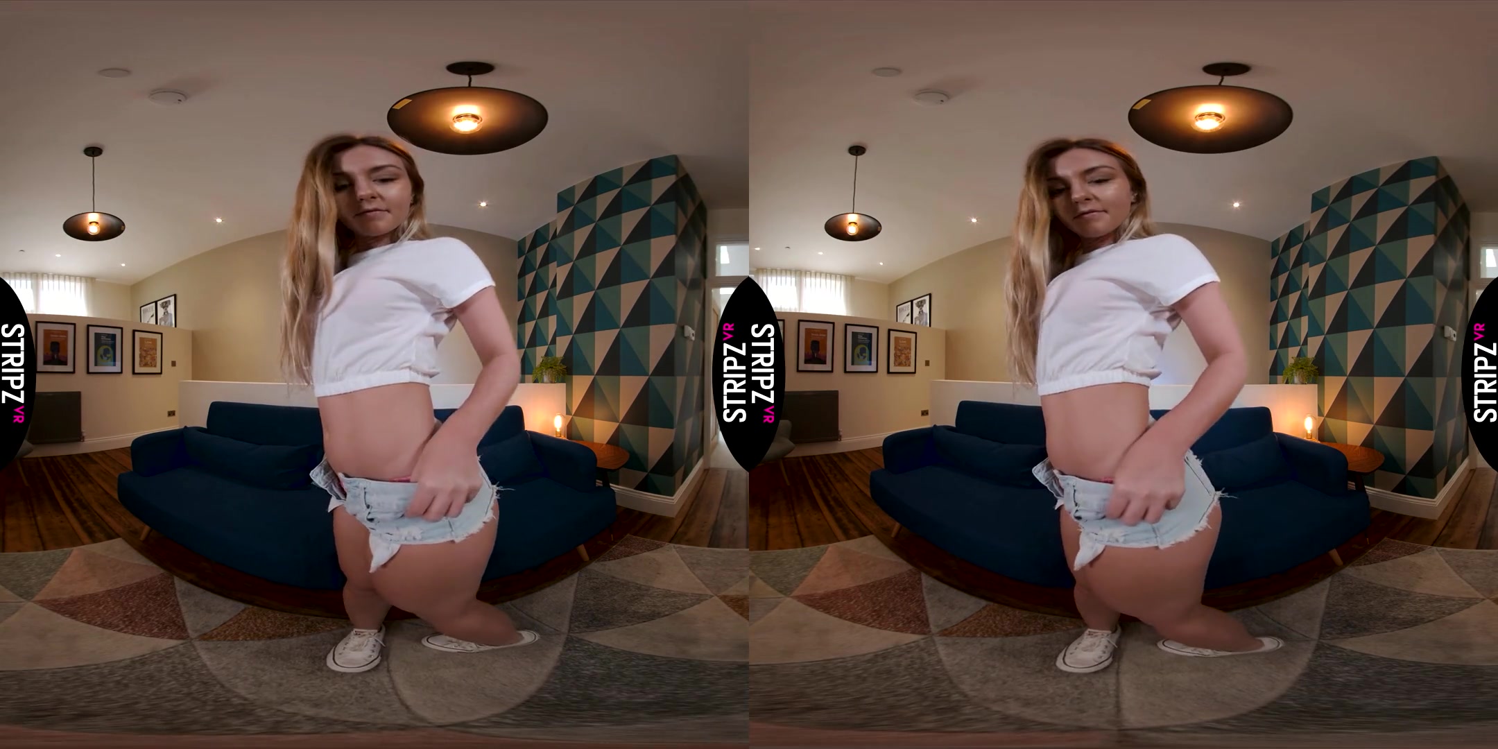 Elle Hunter in Banging Boobs - StripzVR