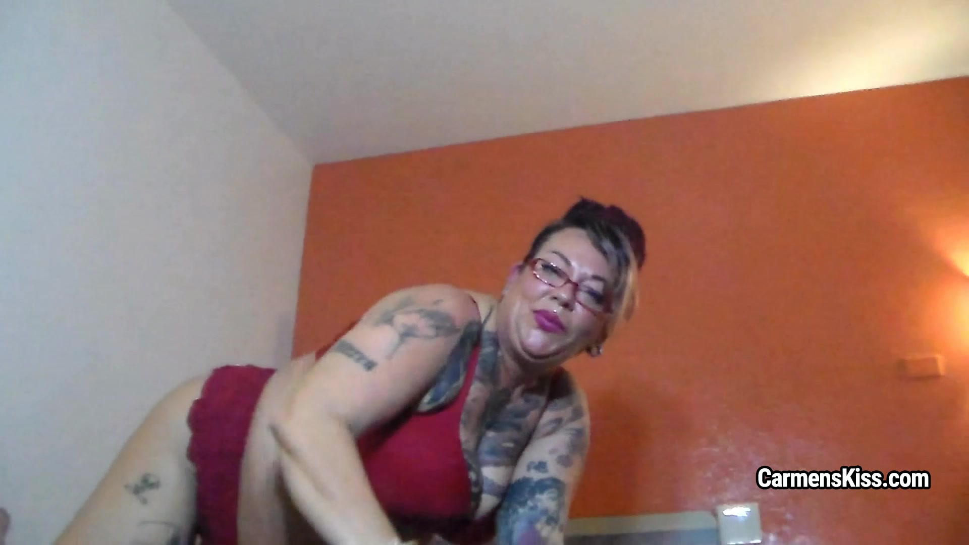 Fat Step mom Carmen De La Vega shakes her ass while smoking vape