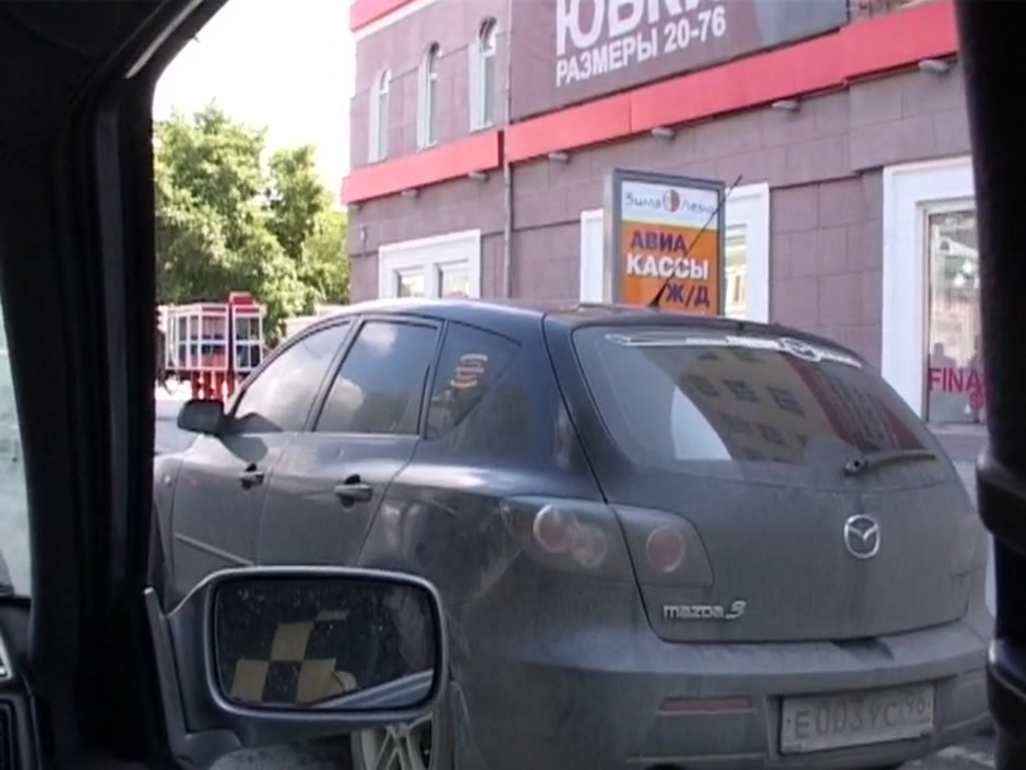 Ester in chick sucks her lover's amateur dick in a car