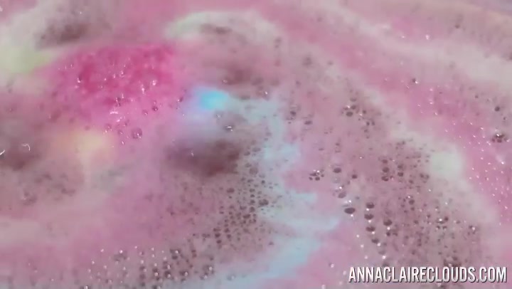 Anna Claire Clouds in Bathbomb Rubbing