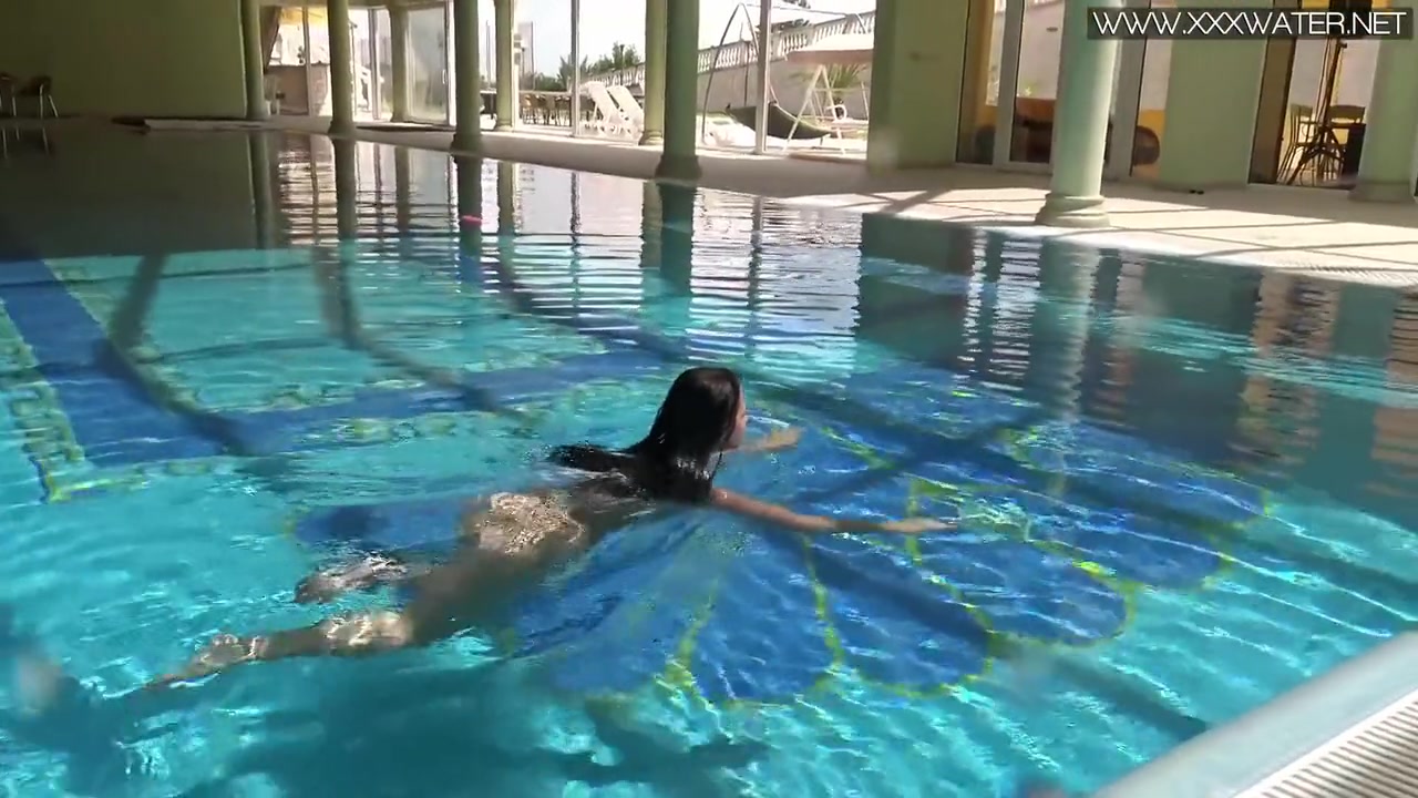 Swims Sexy Naked In The Pool With Jessica Lincoln