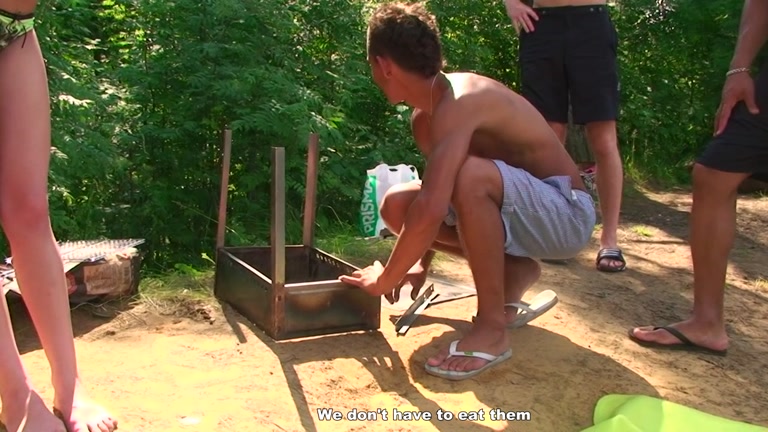student 18+ sex friends on a picnic