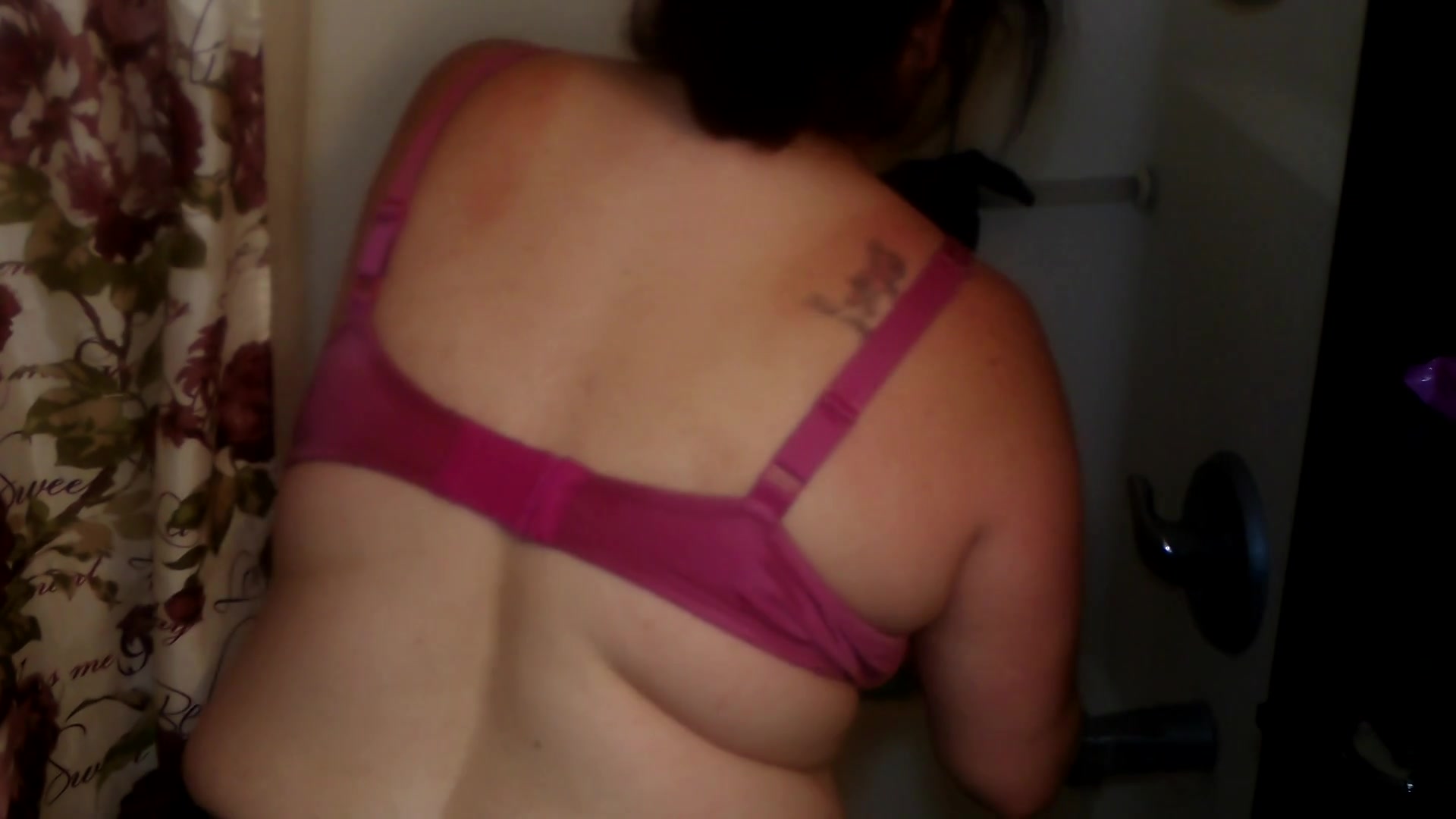 Sexy Bbw Showers With Her New Vibrator - Sexynebbw
