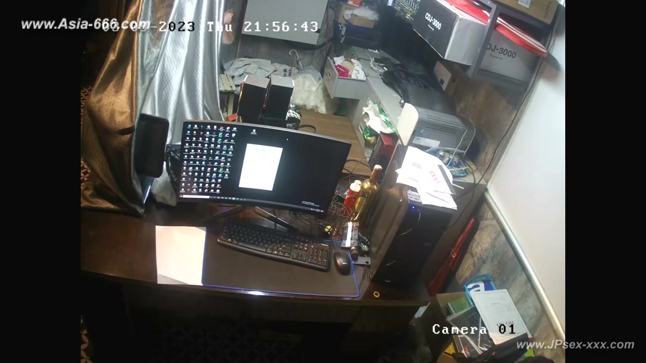 Hackers use the camera to remote monitoring of a lover's home life.600