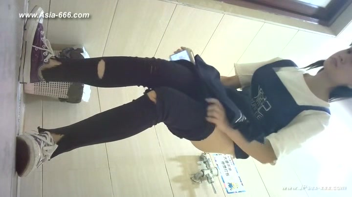 chinese girls go to toilet.92