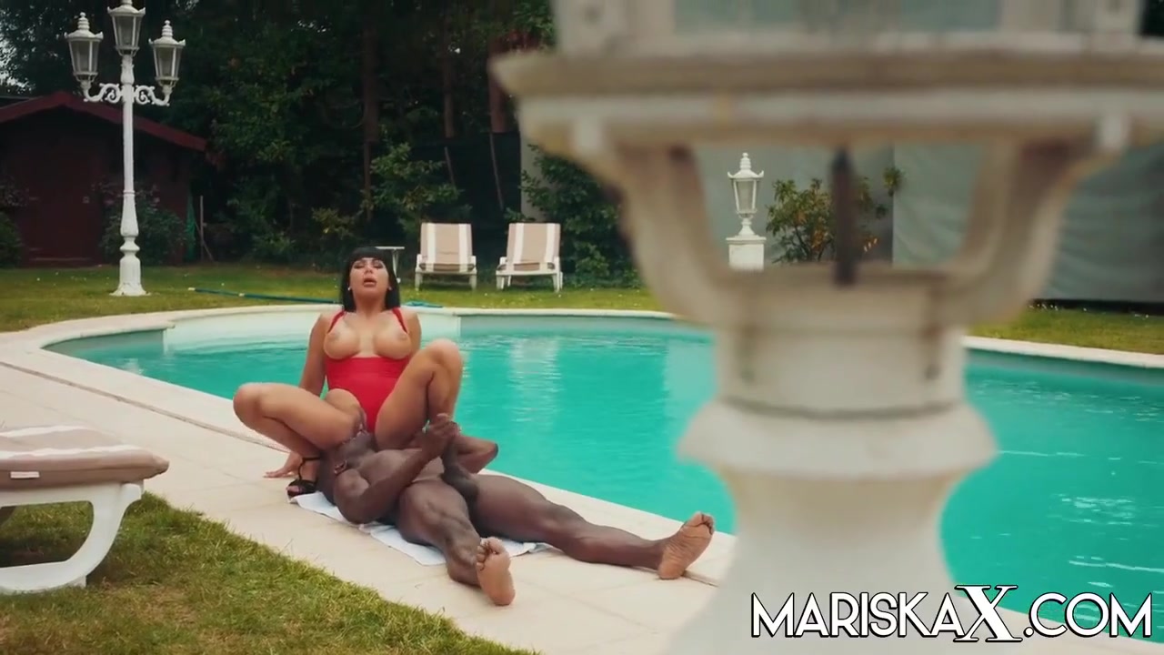 Joss Lescaf, Mariska X And Valentina Ricci In Ass Fucked By The Pool Guy