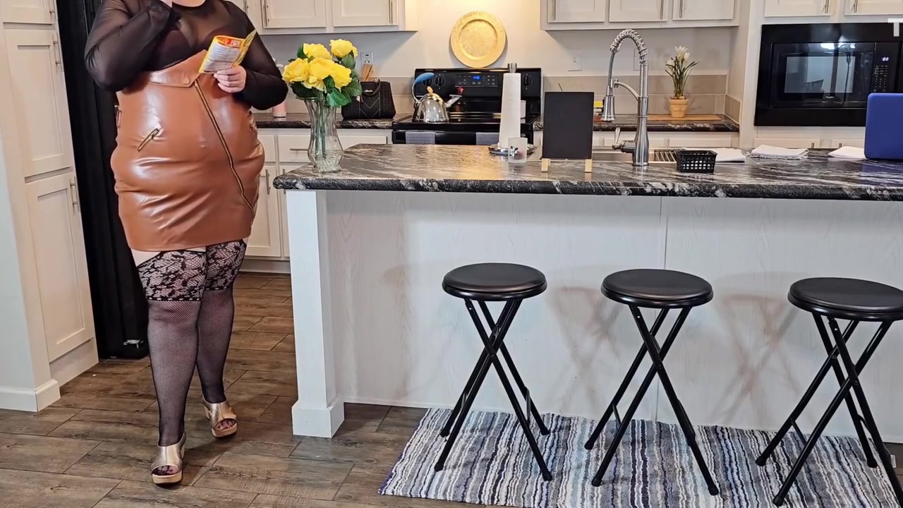 Pizza Delivery Guy Arrived Late, So I Got Very Upset And Jerked Off His Cock On The Pizza And Ate It