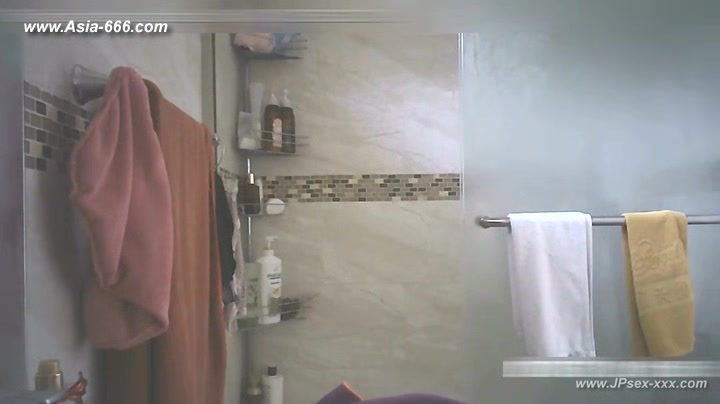 peeping chinese girls bathing.***