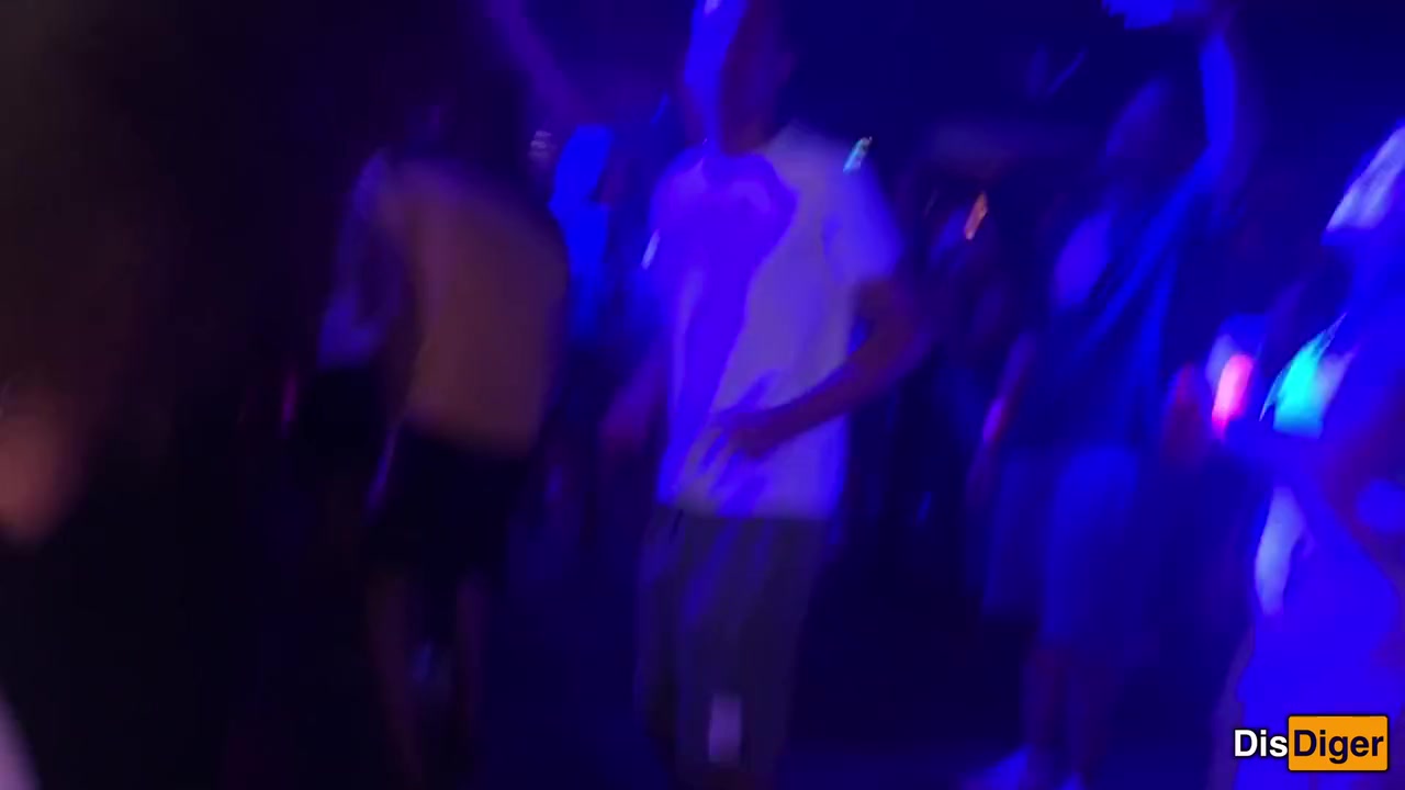 Vozbuzhdennaya Devushka Soglasilas Na Seks V Nochnom Klube V Tualete