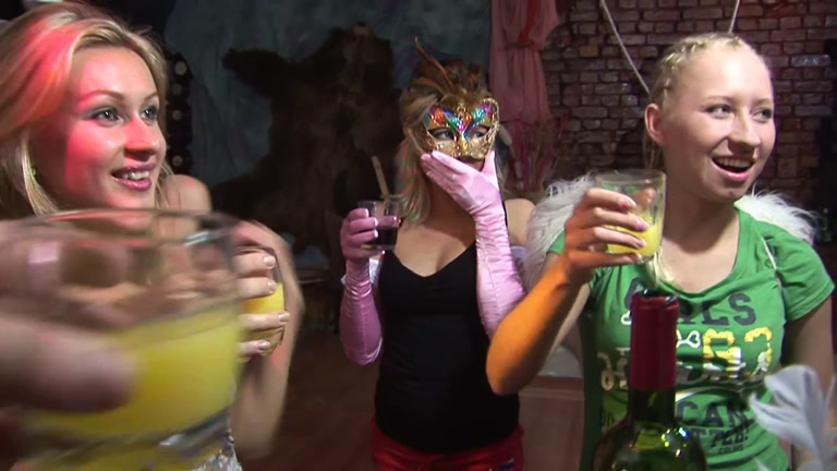 Blonde bombshells make out at student 18+ party