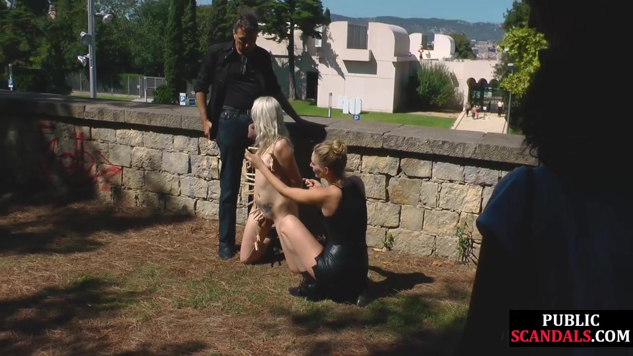 Public deepthroating slut shows public nudity outdoor
