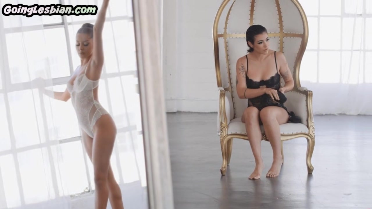 Lezbian ballerina fingers hairypusy GF after facesitted