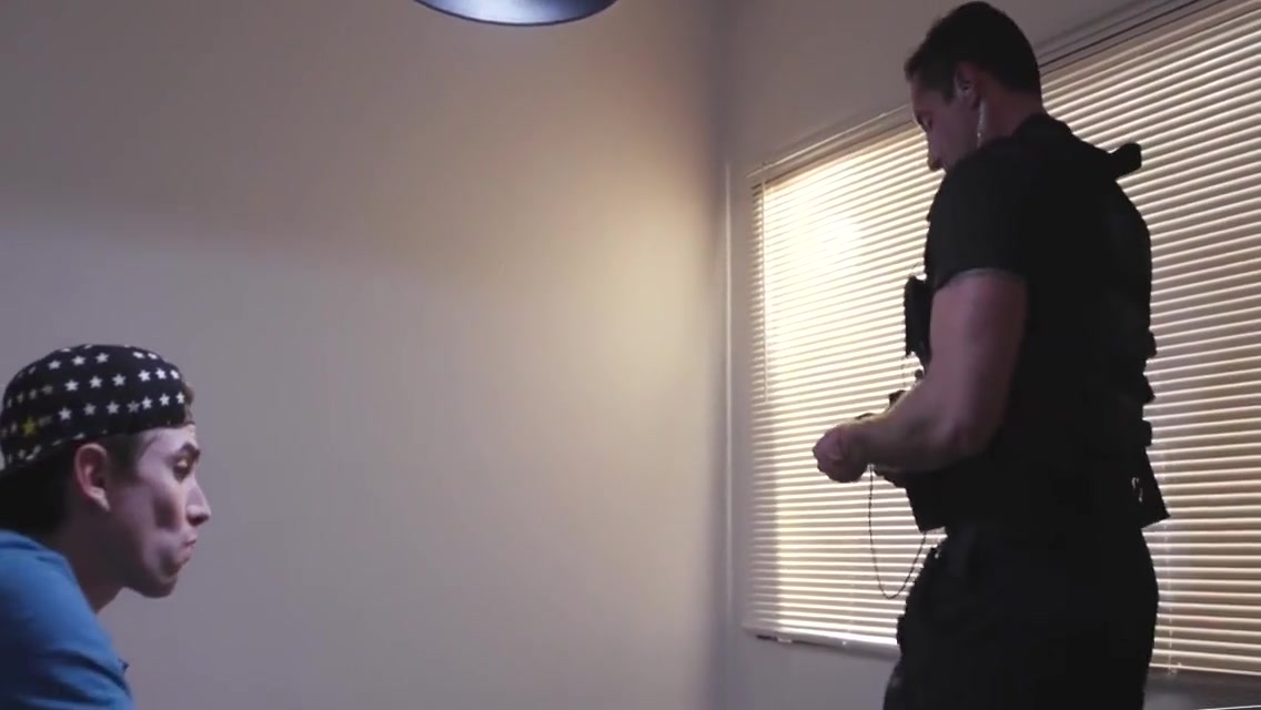 Gay Porn - Submissive Twink Deepthroats Police Hunk In Police Station 7 Min