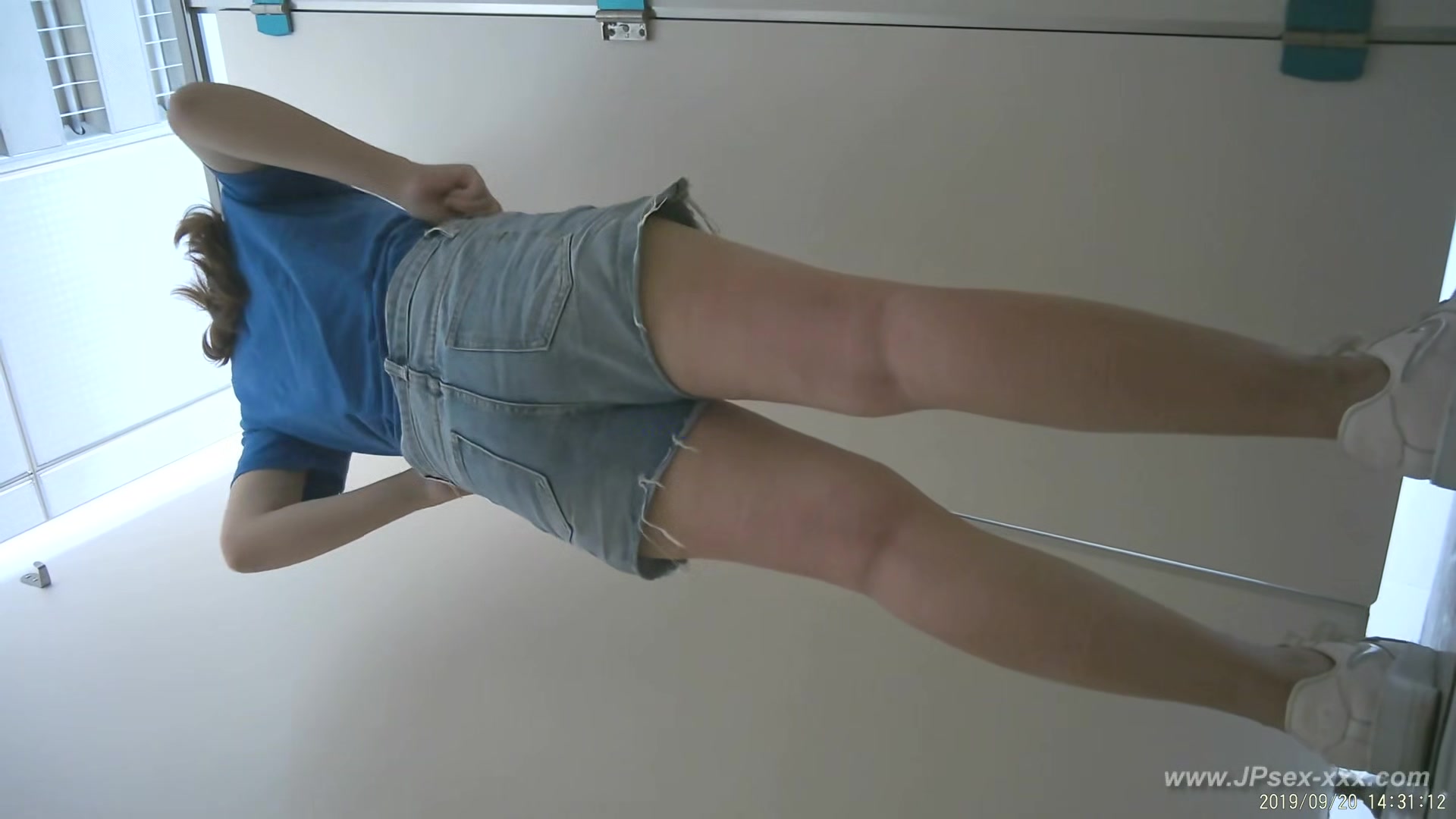 chinese girls go to toilet.327