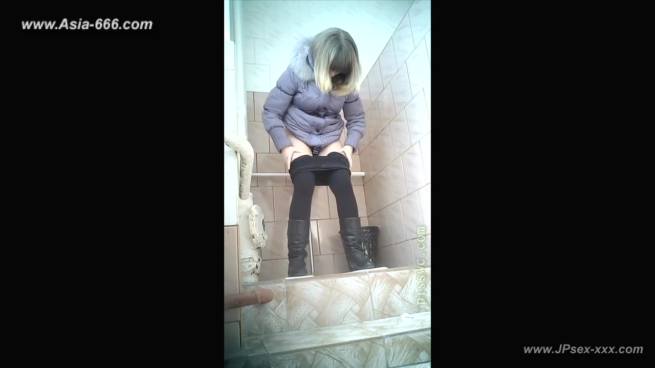 peeping blondes go to toilet.46