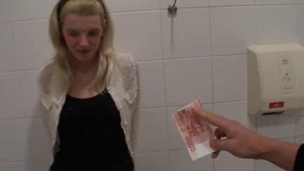 Blond shows hawt body for specie