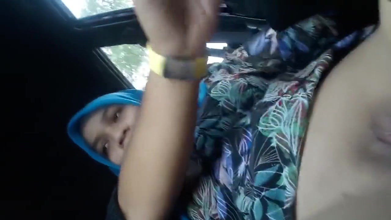 Fingering Hijab Girlfriend In The Car