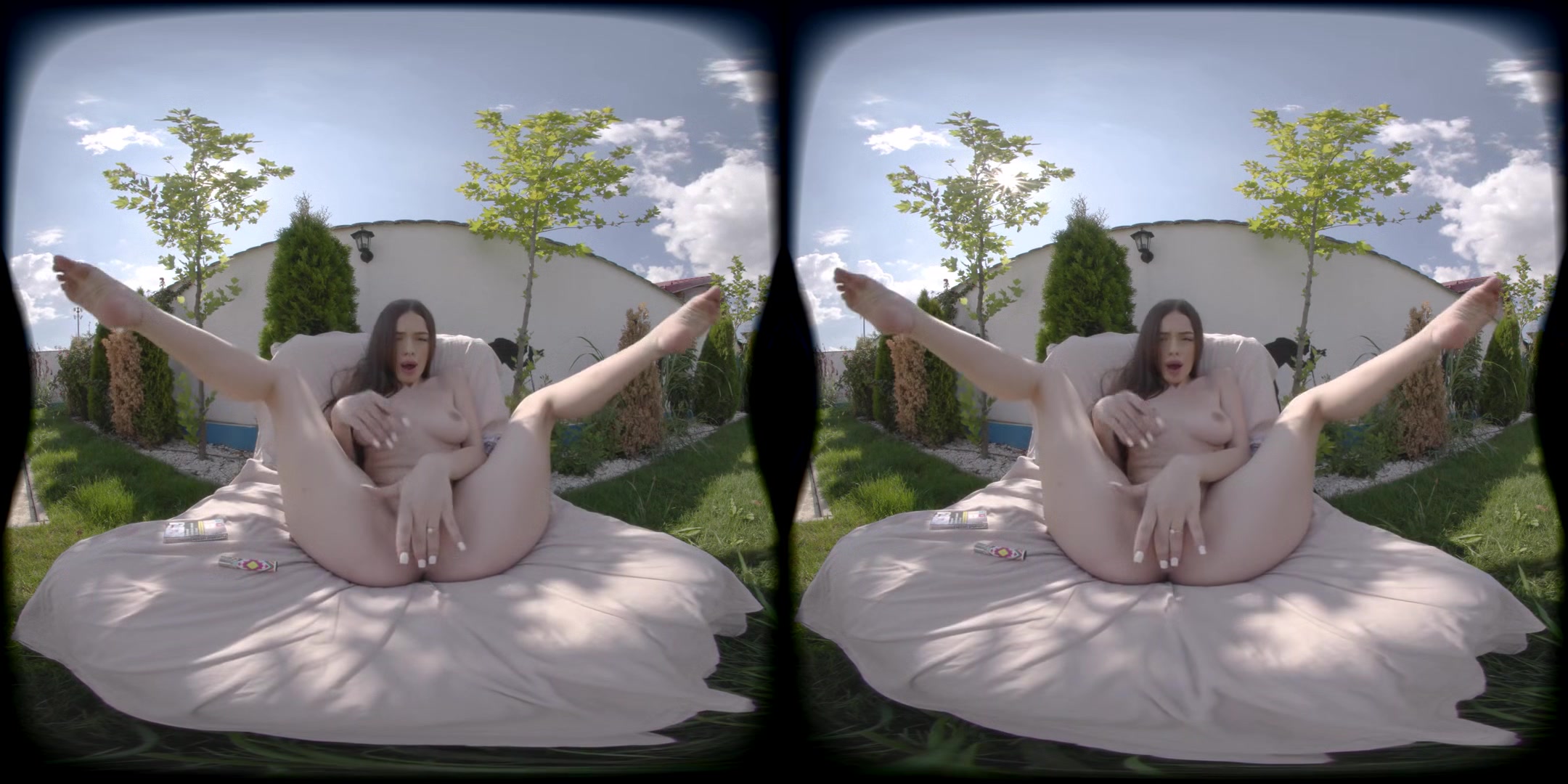 Bella Young - Outdoor Risqu\u00e9 (10.08.2024)