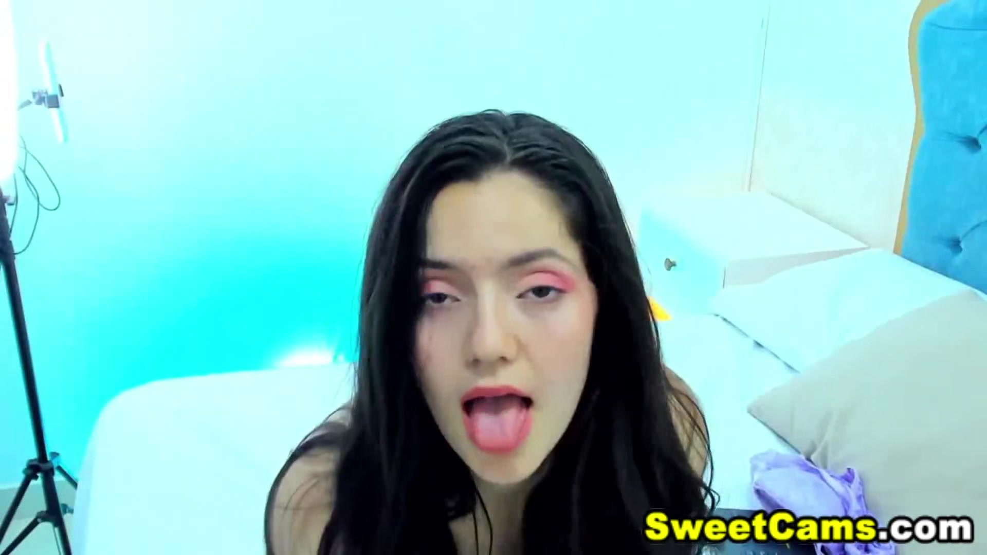 Cute natural girlfriend turns her vagina inside out for you
