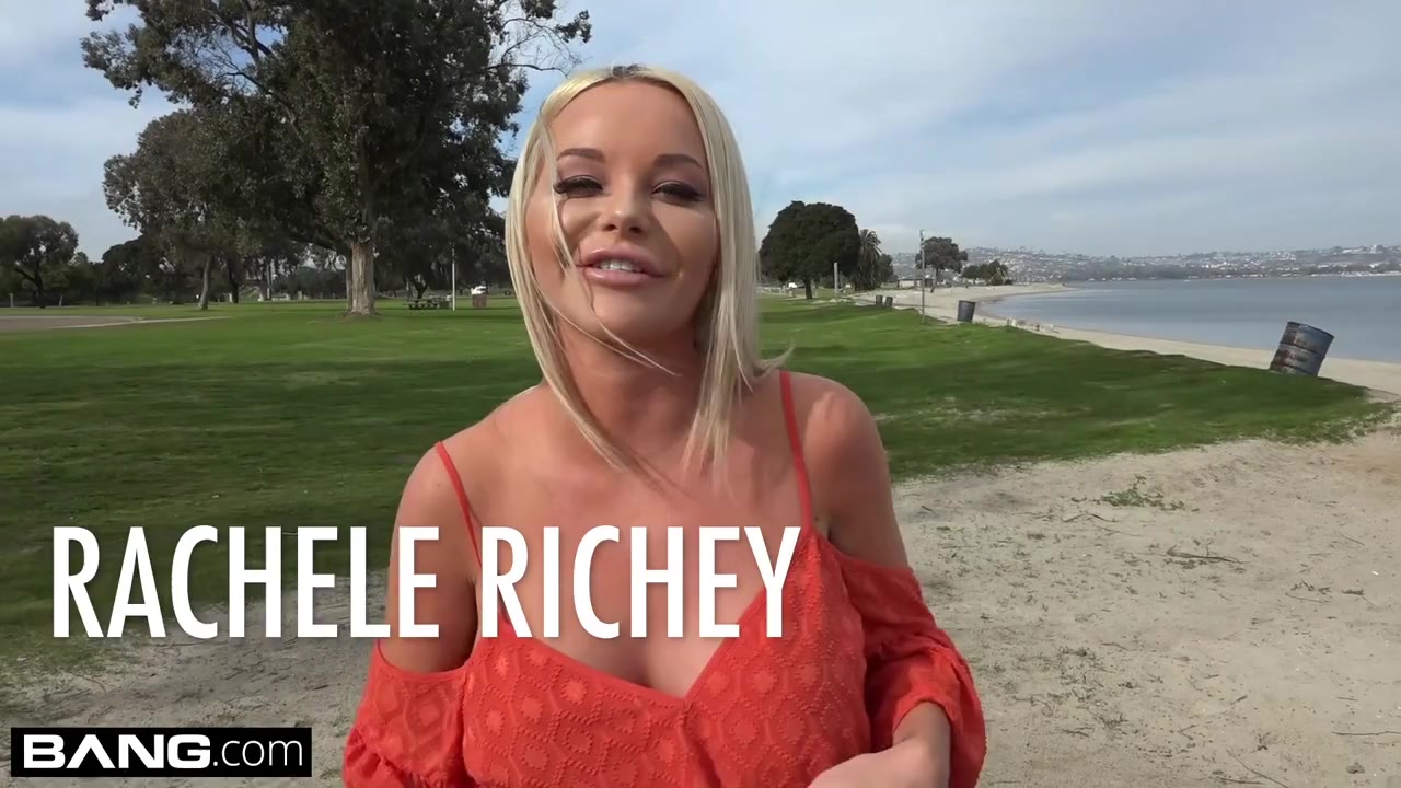Rachele Richey loves to flash her giant titties in public!