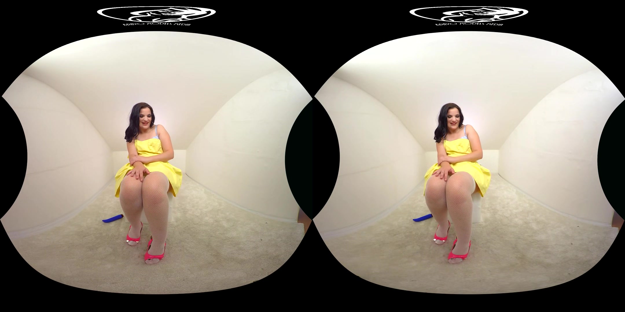 323 - Kizzy Wixx - Chubby Amateur Strip And Toying Pussy