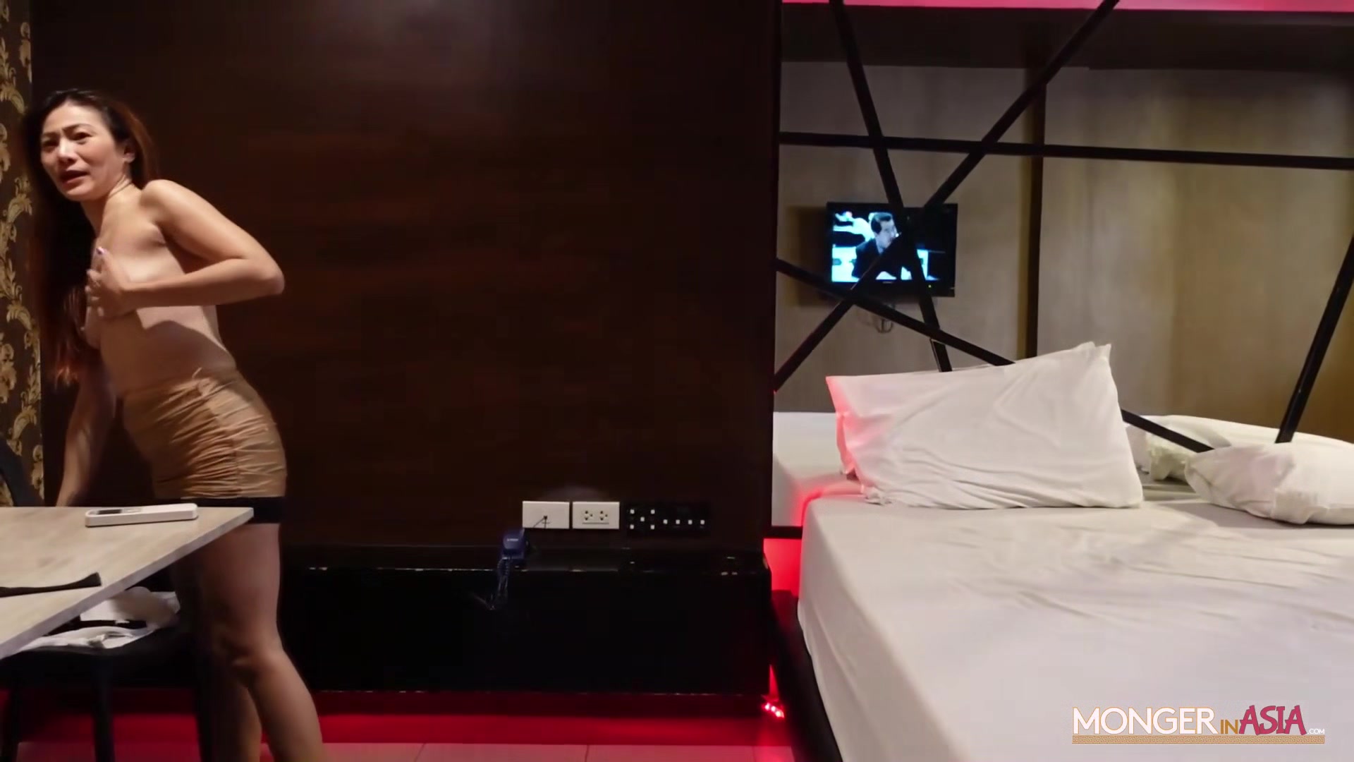 Slutty amateur Thai ho fucks a lucky foreigner