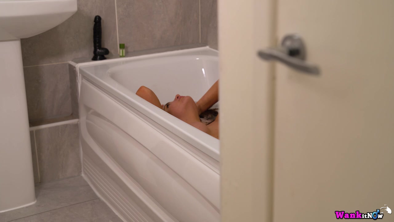 Atlantis Deep - Bathtub Fun - Sexy Videos - WankitNow