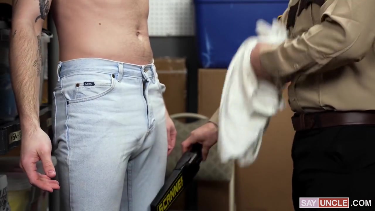 Afraid Twink Offers Himself To Officer