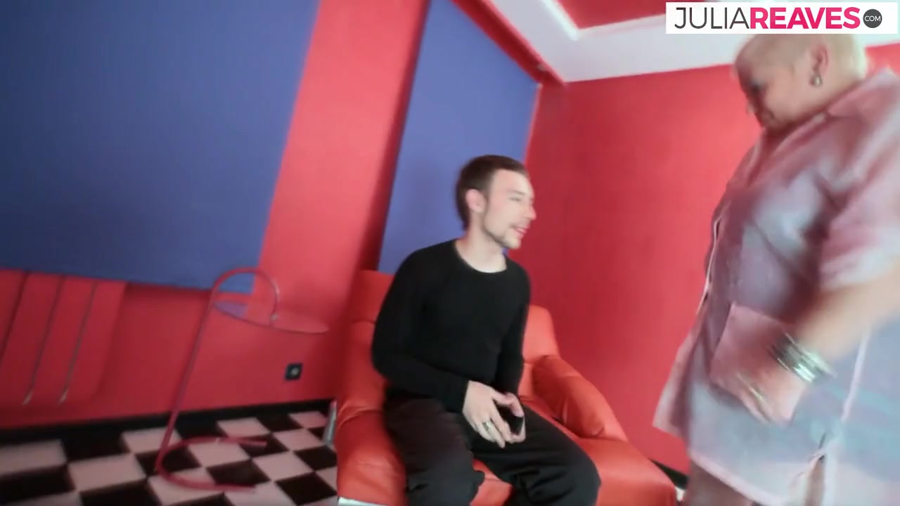 Granny Moans As She Gets Fucked To A Massive Pussy Cumshot