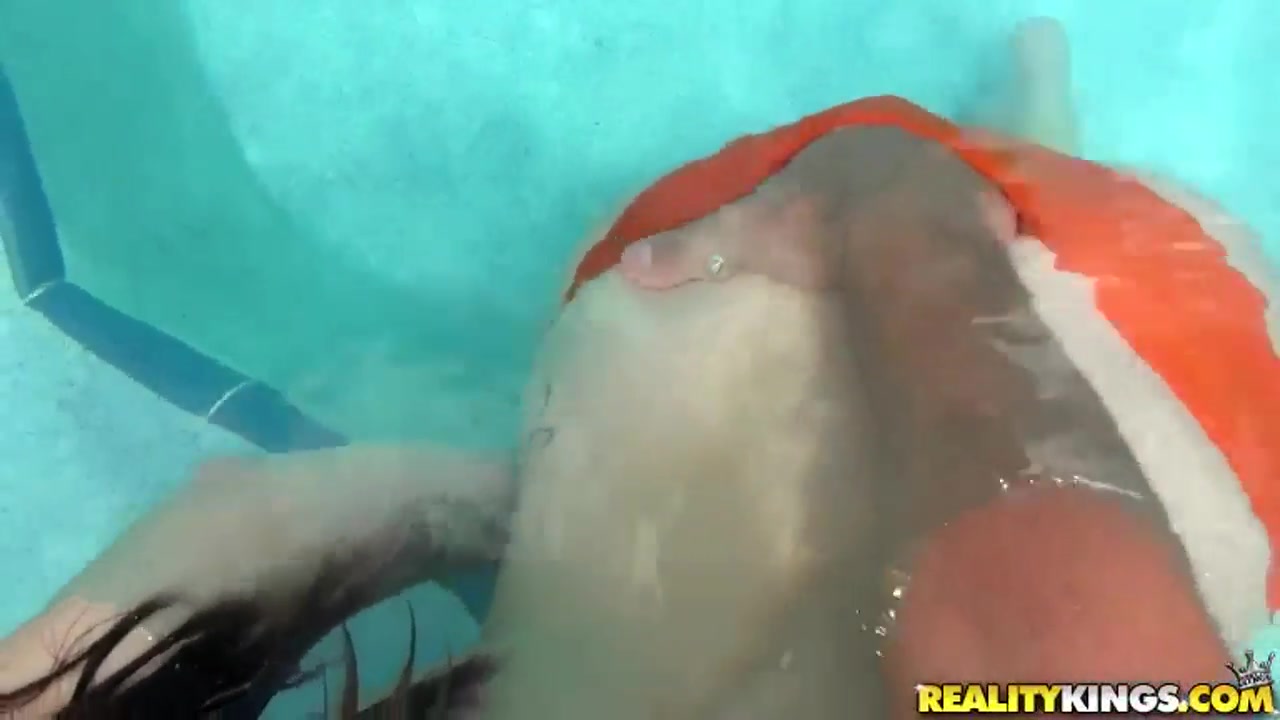 Tattooed bimbo Hayley Hanes blowing dick in the pool