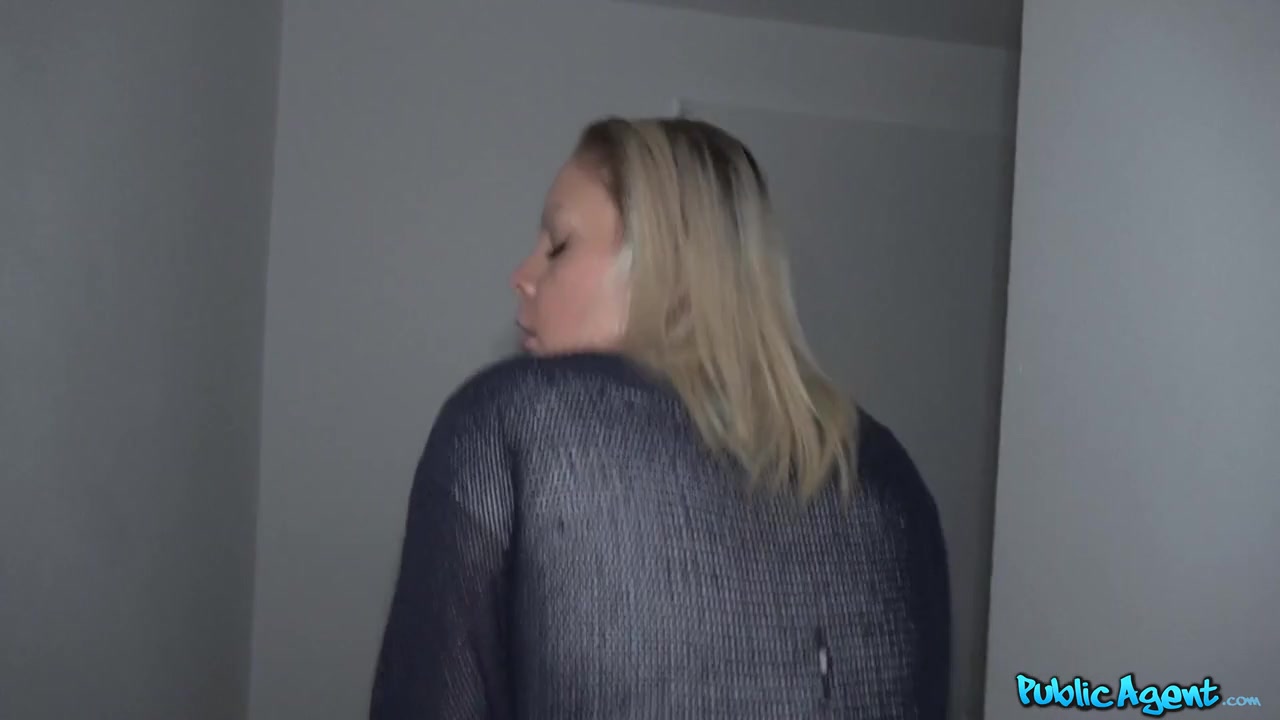Lili Parker Martin Gun in Sexy ass hunting on the streets - PublicAgent