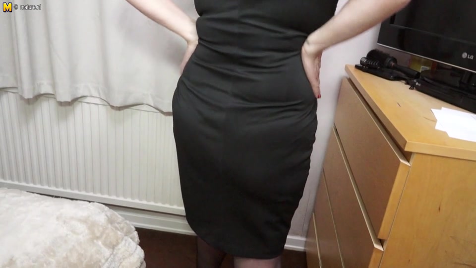 Curvy British Housewife Playing With Her Pussy - MatureNL