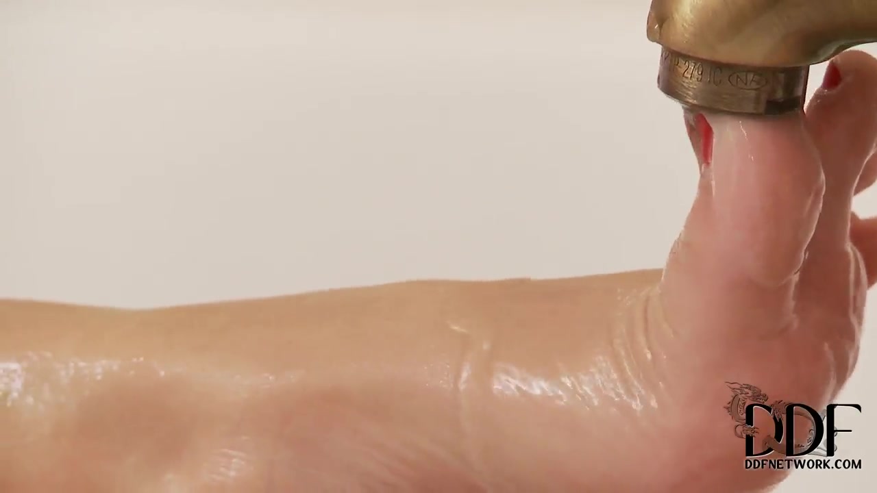 Vanessa Jordin taking a bath and pleasing her pussy with fingers