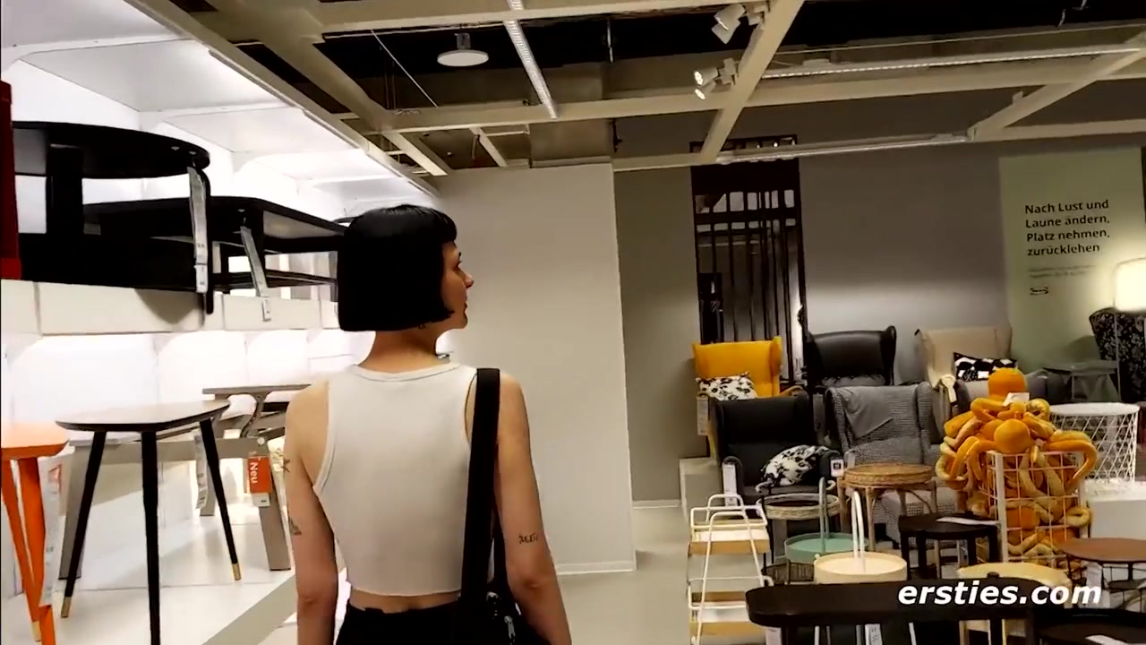 Hot Amateur Babe Masturbates While Shopping