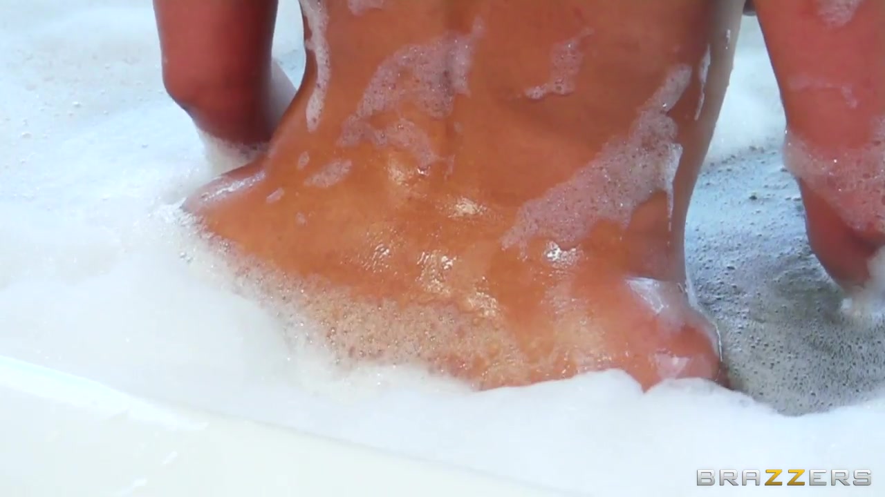 Diamond Kitty taking a bath and sucking two cocks at the same time