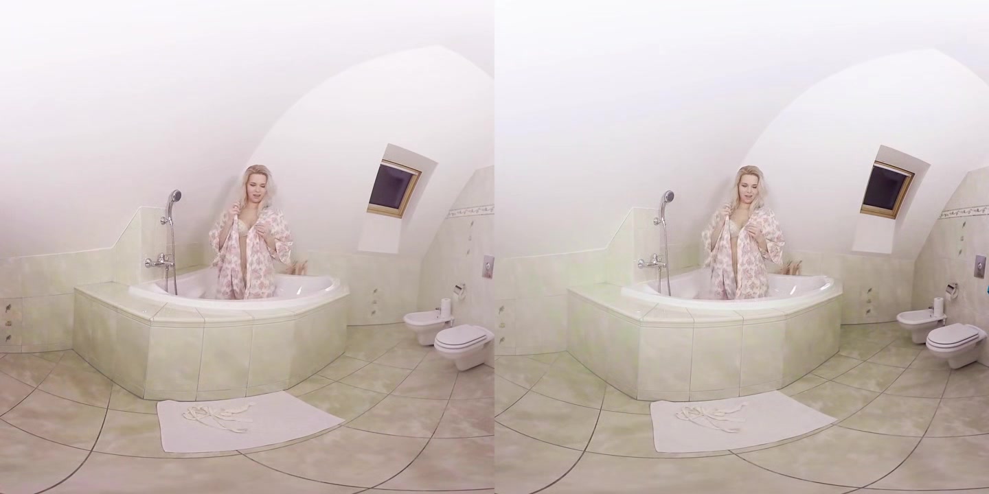 Nikky Dream Plays in the Tub