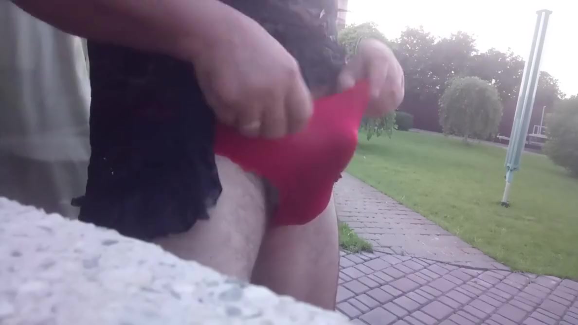 Pool Shemale Summer Masturbait
