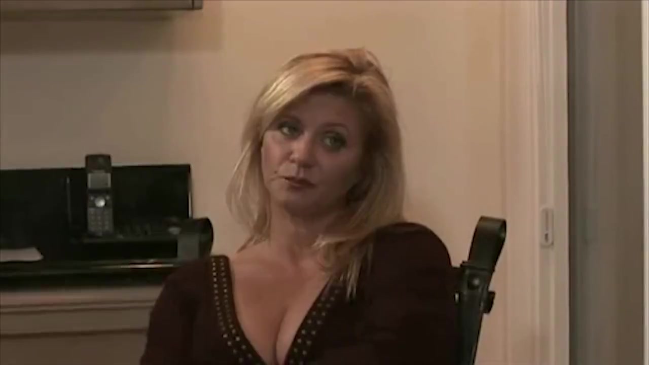 Blonde veteran (Ginger Lynn) has fun with a young blonde (Mia Presley)