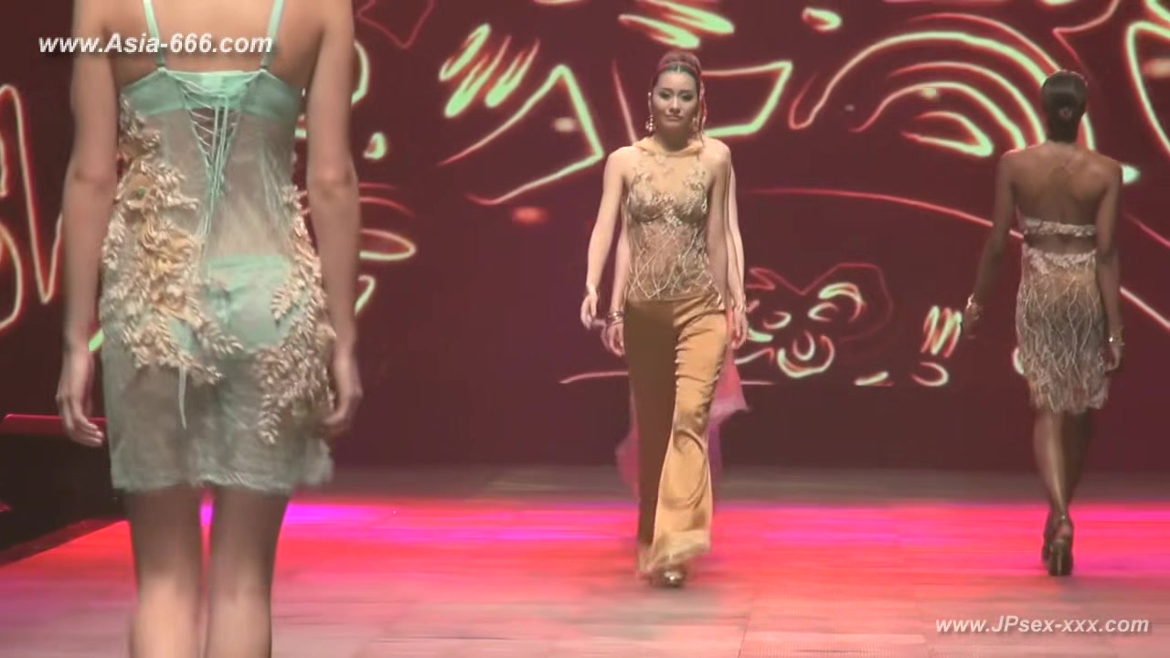 Chinese model in sexy lingerie show.20