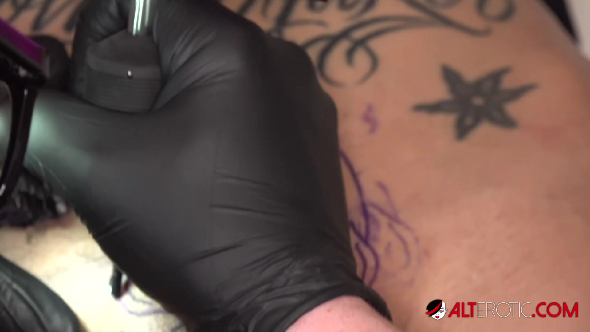 Hot MILF Amanda Doll ass fucked while being tattooed