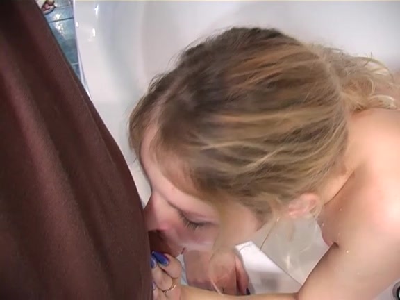 hotty screwed in the bath at a party