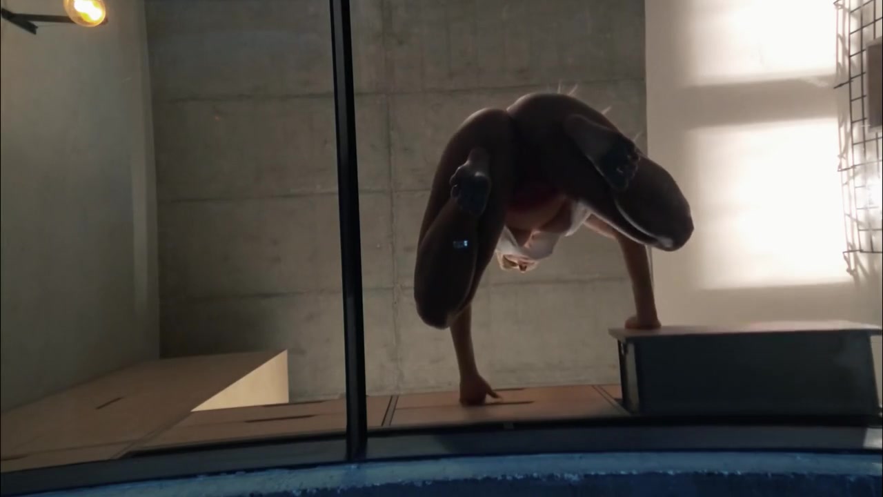 Voyeuring The Big Ass Milf Sexy And Hot Babysitter From The Glass Bottom