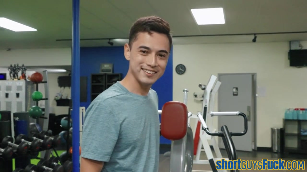 Tiny fucker footfucked by bigtitted babe after gym workout